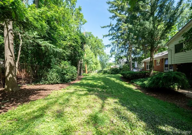 39th image of 6826 Spruce Dr, Bloomfield Hills, MI 48301 | MLS# 61022456