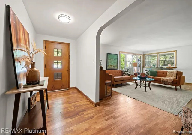 2nd image of 640 N Adelaide St, Fenton, MI 48430 | MLS# 61014940