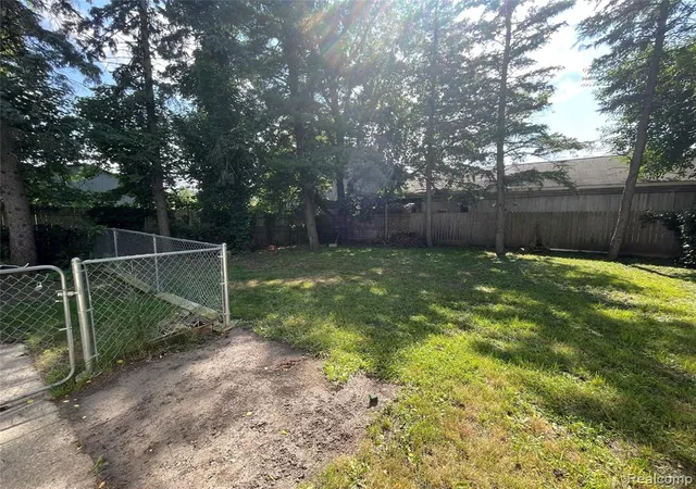 3rd image of 2021 Benjamin St, Saginaw, MI 48602 | MLS# 60399329