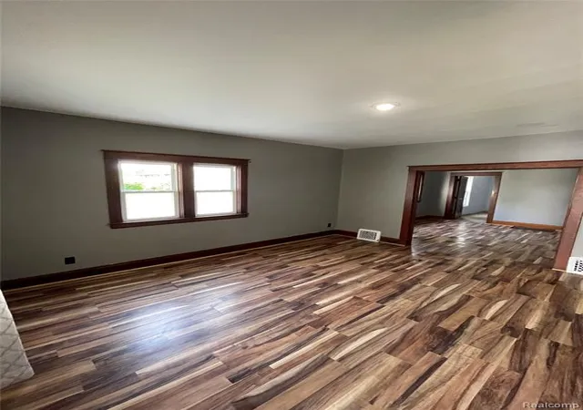 4th image of 2021 Benjamin St, Saginaw, MI 48602 | MLS# 60399329