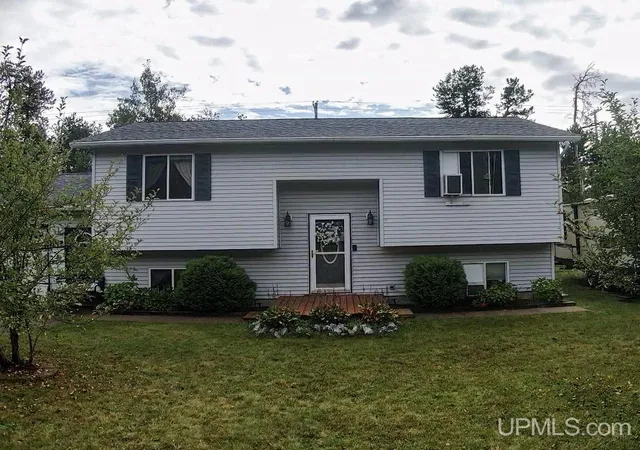 3rd image of 610 Lakewood Ln, Marquette, MI 49855 | MLS# 50189408