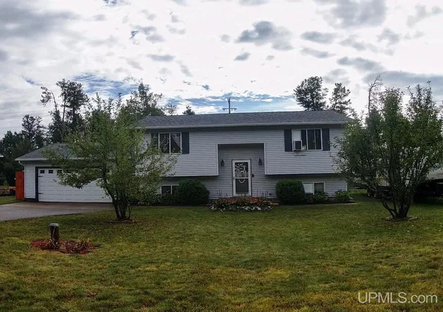 61st image of 610 Lakewood Ln, Marquette, MI 49855 | MLS# 50189408