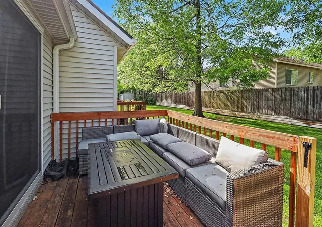 Listing Photo 2 - Condo for sale in building located at 321 Nestlewood Dr, Holland, MI 49424