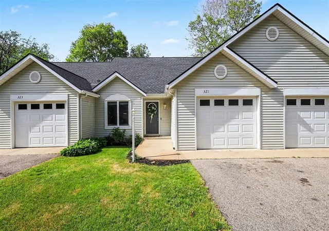 Listing Photo 3 - Condo for sale in building located at 321 Nestlewood Dr, Holland, MI 49424