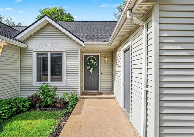 Listing Photo 4 - Condo for sale in building located at 321 Nestlewood Dr, Holland, MI 49424