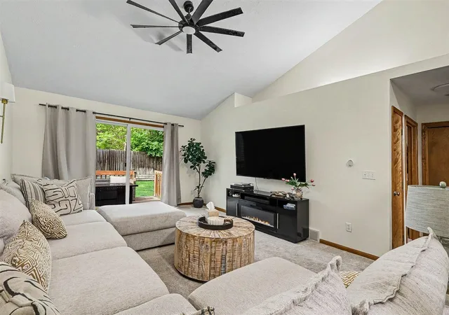 Listing Photo 5 - Condo for sale in building located at 321 Nestlewood Dr, Holland, MI 49424