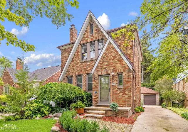 Photo 2 of Sale Pending at 428 Cloverly Rd, Grosse Pointe Farms, MI 48236 | MLS# 50219321 | Listing updated on 2026-09-08