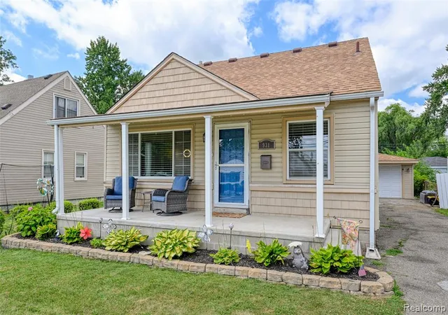 1st image of 931 Garden St, Garden City, MI 48135 2701 | MLS# 61022453