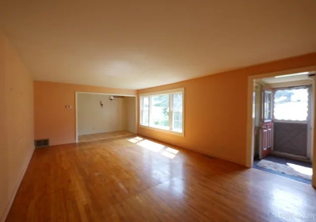 Photo 4 of Single family home for sale at 204 W Douglass St, Houghton, MI 49931 | MLS# 50217896 | Listing updated on 2026-08-09