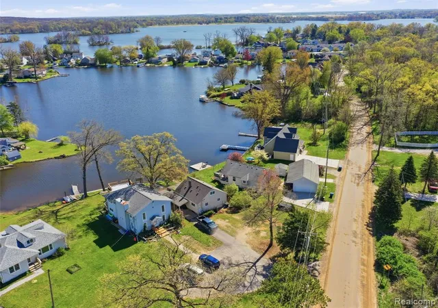 Homes for sale in White Lake, MI | 9114 Pontiac Lake Rd, White Lake, MI 48386 | MLS# 60990475