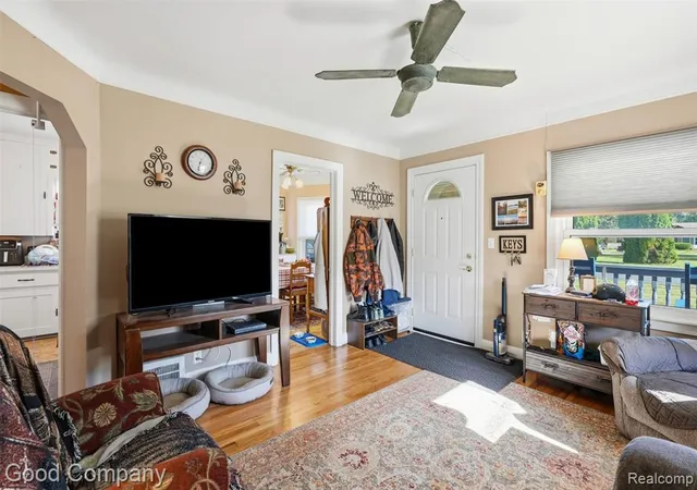 Photo 4 of Single Family Residence at 4415 Auburn Rd, Shelby Township, MI 48317 | MLS# 61008283 | | Sold on 2026-08-11