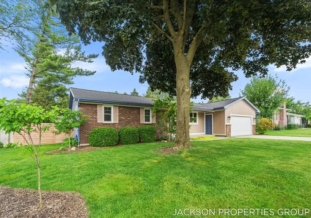 Photo 2 of Sale Pending at 1630 Forest Hl Ave, Grand Rapids, MI 49546 | MLS# 70537917 | Listing updated on 2026-06-14