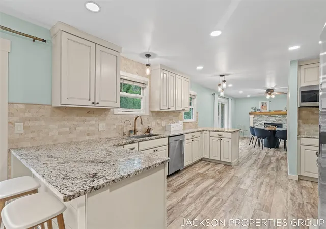 Photo 3 of Sale Pending at 1630 Forest Hl Ave, Grand Rapids, MI 49546 | MLS# 70537917 | Listing updated on 2026-06-14
