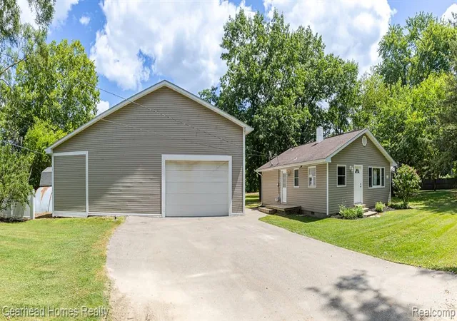 Photo 2 of Sale Pending at 2411 Dean Dr, Highland, MI 48356 | MLS# 61018116 | Listing updated on 2026-08-10