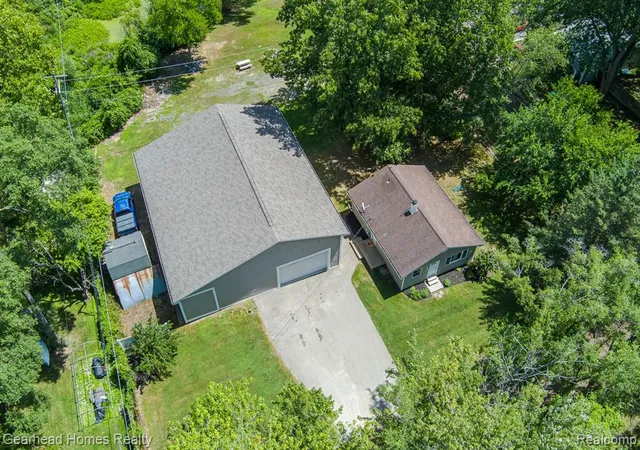 Photo 4 of Sale Pending at 2411 Dean Dr, Highland, MI 48356 | MLS# 61018116 | Listing updated on 2026-08-10