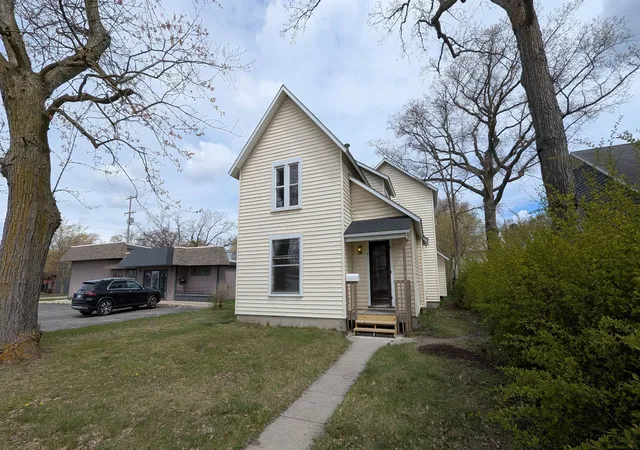 Homes for sale in Traverse City, MI | 611 E Eighth St, Traverse City, MI 49686 | MLS# 80066123