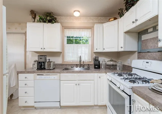 Photo 3 of Single family home for sale at 3519 Breezewood Dr, Kentwood, MI 49512 | MLS# 70555167 | Listing updated on 2026-08-27
