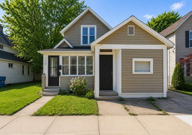 Homes for sale in Grand Rapids, MI | 226 Ann St, Grand Rapids, MI 49505 | MLS# 70530133