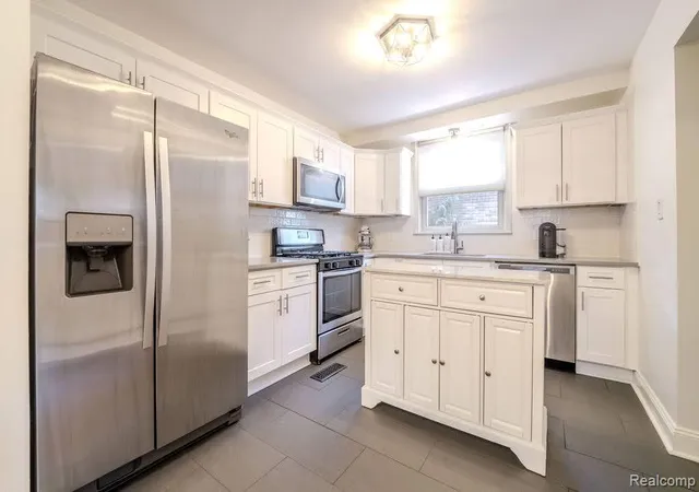 Photo 5 of Sale Pending at 1627 Columbia Rd, Berkley, MI 48072 | MLS# 61018784 | Listing updated on 2026-08-10