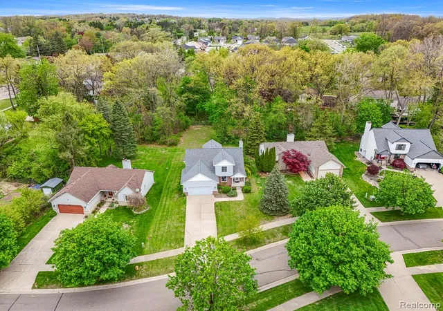 2nd image of 7978 Hoffman Dr, Waterford, MI 48327 | MLS# 60993320