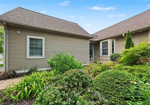 2nd image of 208 Pierce Lake Dr, Chelsea, MI 48118 | MLS# 70546098