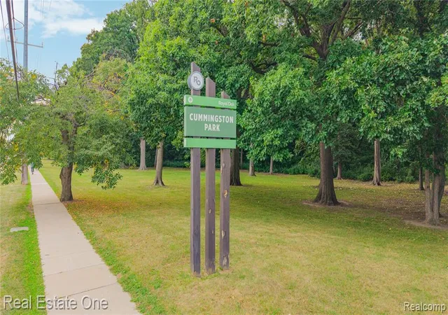 2nd image of 2405 Torquay Ave, Royal Oak, MI 48073
