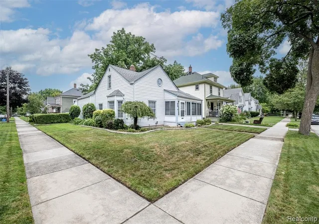 Photo 3 of Sale Pending at 92 Lincoln St, Mount Clemens, MI 48043 | MLS# 61020360 | Listing updated on 2026-08-17
