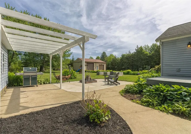 3rd image of 75764 16Th Ave, South Haven, MI 49090 | MLS# 70534882