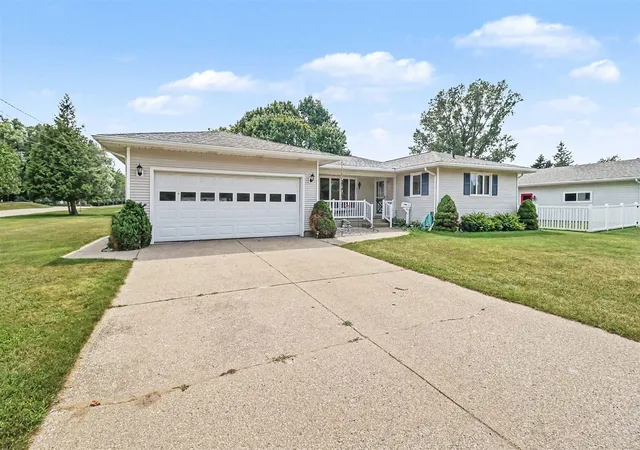 Photo 3 of Single family home for sale at 557 Broad Ave, Manistee, MI 49660 | MLS# 70552186 | Listing updated on 2026-09-15
