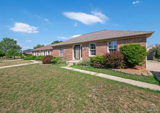 Photo 3 of Sale Pending at 32320 Warner Ct, Warren, MI 48092 5229 | MLS# 61024847 | Listing updated on 2026-09-13