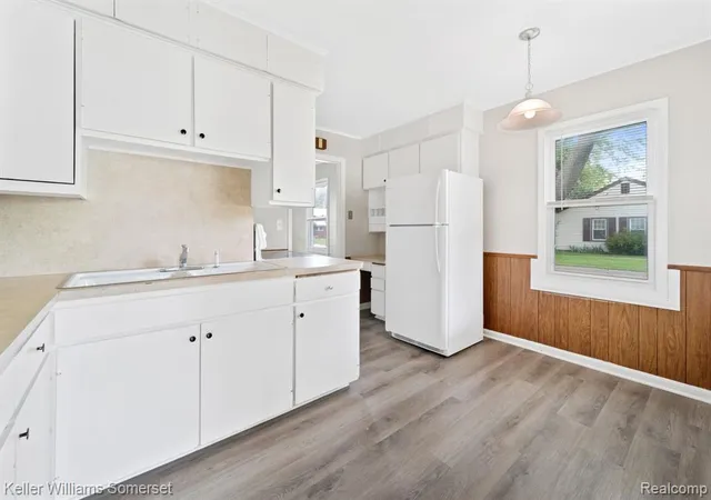Photo 4 of Single family home for sale at 19214 Roscommon St, Harper Woods, MI 48225 2116 | MLS# 61025449 | Listing updated on 2026-10-08