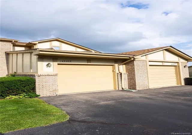 Listing Photo 3 - Condo for sale in building located at 45302 Manor Dr, Shelby Township, MI 48317