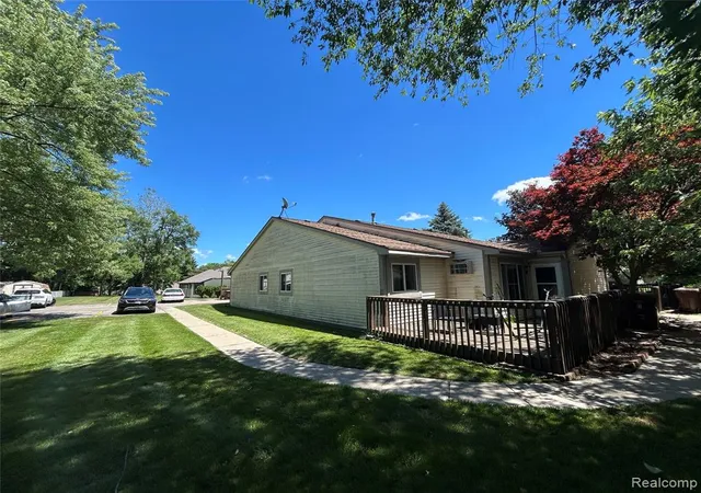 Listing Photo 2 - Condo for sale in building located at 2150 Phillips Ave, Holt, MI 48842 6319 - Unit #