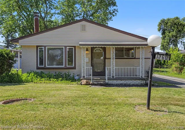 Photo 3 of Sale Pending at 1260 Maurer Ave, Pontiac, MI 48342 1960 | MLS# 61004858 | Listing updated on 2026-10-09
