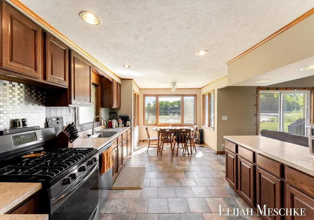4th image of 10207 Poplar Dr, Rockford, MI 49341 | MLS# 70537000
