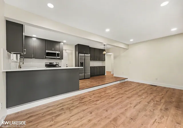 3rd image of 2837 Sherbourne Dr, Troy, MI 48083 | MLS# 50213970