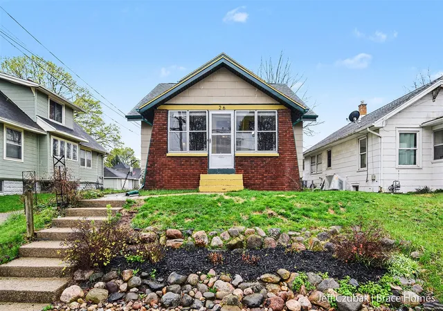 Homes for sale in Grand Rapids, MI | 26 Burr Oak St, Grand Rapids, MI 49505 | MLS# 70525611