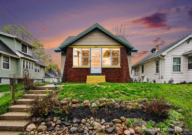 Homes for sale in Grand Rapids, MI | 26 Burr Oak St, Grand Rapids, MI 49505 | MLS# 70525611