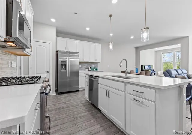 Listing Photo 4 - Condo for sale in building located at 836 Addison Cir, Walled Lake, MI 48390
