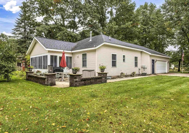 Homes for sale in Roscommon, MI | 3396 Lansing Rd, Roscommon, MI 48653 | MLS# 50202979