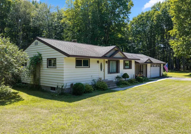 3rd image of 8589 M5 Rd, Gladstone, MI 49837 | MLS# 50217188