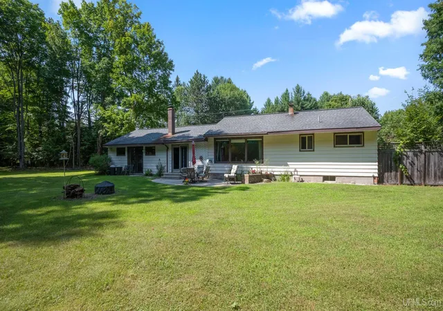 4th image of 8589 M5 Rd, Gladstone, MI 49837 | MLS# 50217188