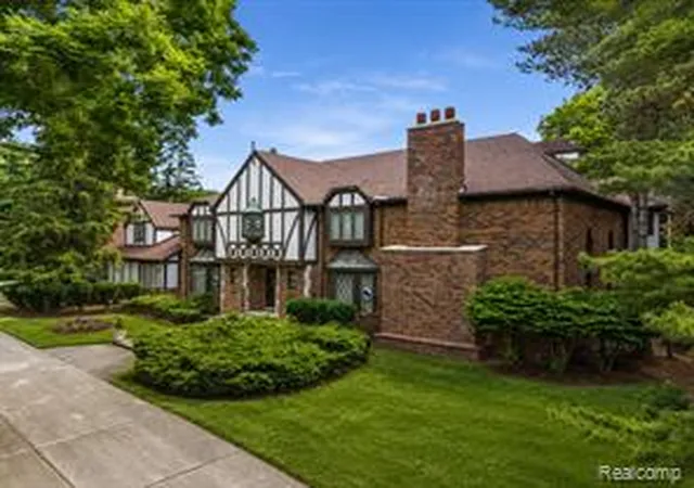 2nd image of 4670 Cove Rd, West Bloomfield, MI 48323 | MLS# 60370968