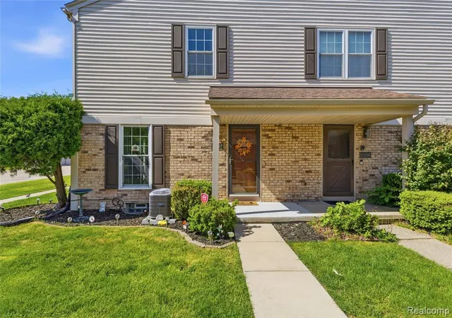 Listing Photo 2 - Condo for sale in building located at 15794 Charleston Dr, Clinton Township, MI 48038 - Unit #