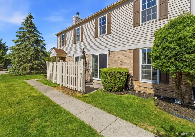 Listing Photo 3 - Condo for sale in building located at 15794 Charleston Dr, Clinton Township, MI 48038
