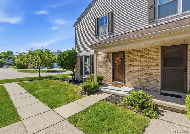 Listing Photo 4 - Condo for sale in building located at 15794 Charleston Dr, Clinton Township, MI 48038