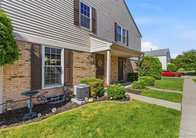 Listing Photo 5 - Condo for sale in building located at 15794 Charleston Dr, Clinton Township, MI 48038