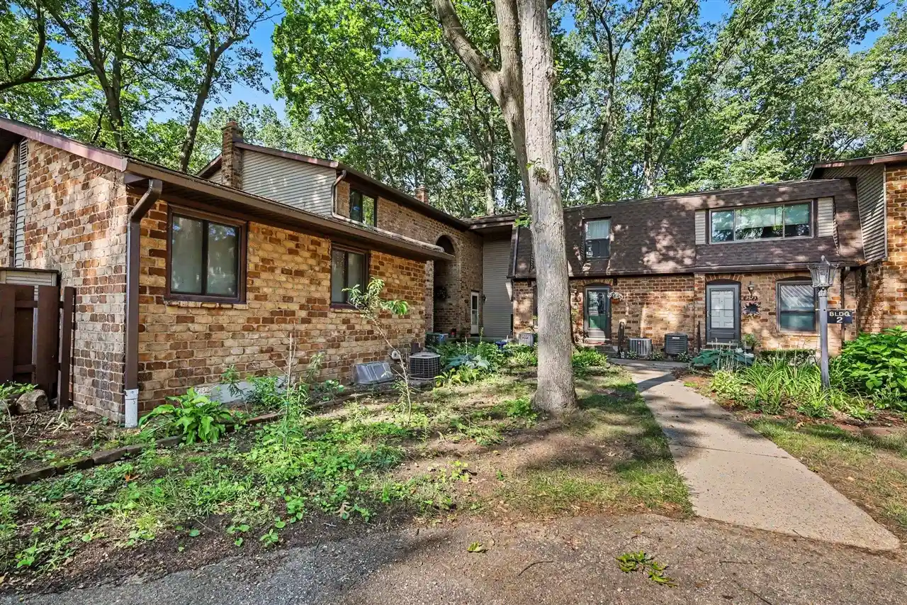 Listing Photo 2 - Condo for sale in 2579 Chatham Woods Dr located at 2579 Chatham Woods Dr, Grand Rapids, MI 49546 - Unit 2579 Chatham Woods Dr