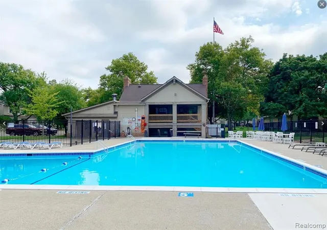 Listing Photo 2 - Condo for sale in building located at 2952 Roundtree Dr, Troy, MI 48083