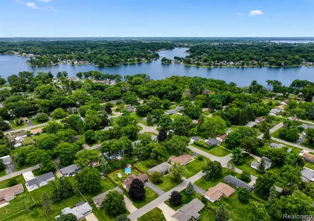 2nd image of 2388 Woodlawn St, Wolverine Lake, MI 48390 1967 | MLS# 61022449